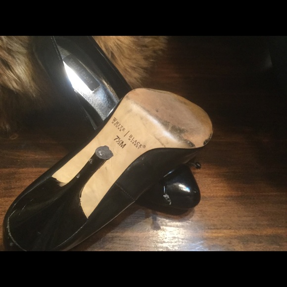 White House Black Market pumps w/bow detail. - Picture 3 of 4